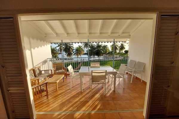 Vue de la varangue puis de la plage depuis le salon du logement.