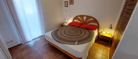 2 habitaciones, escritorio, tabla de planchar con plancha y wifi gratis