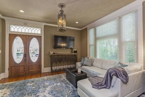 Smart TV, libros, biblioteca musical y videoteca 