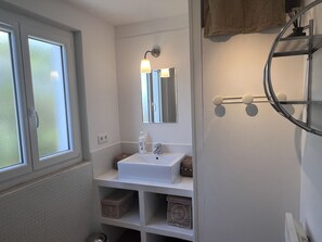 Dusche, Haartrockner, Toilettenpapier