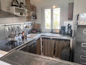 Réfrigérateur, four à micro-ondes, un four, surface de cuisson