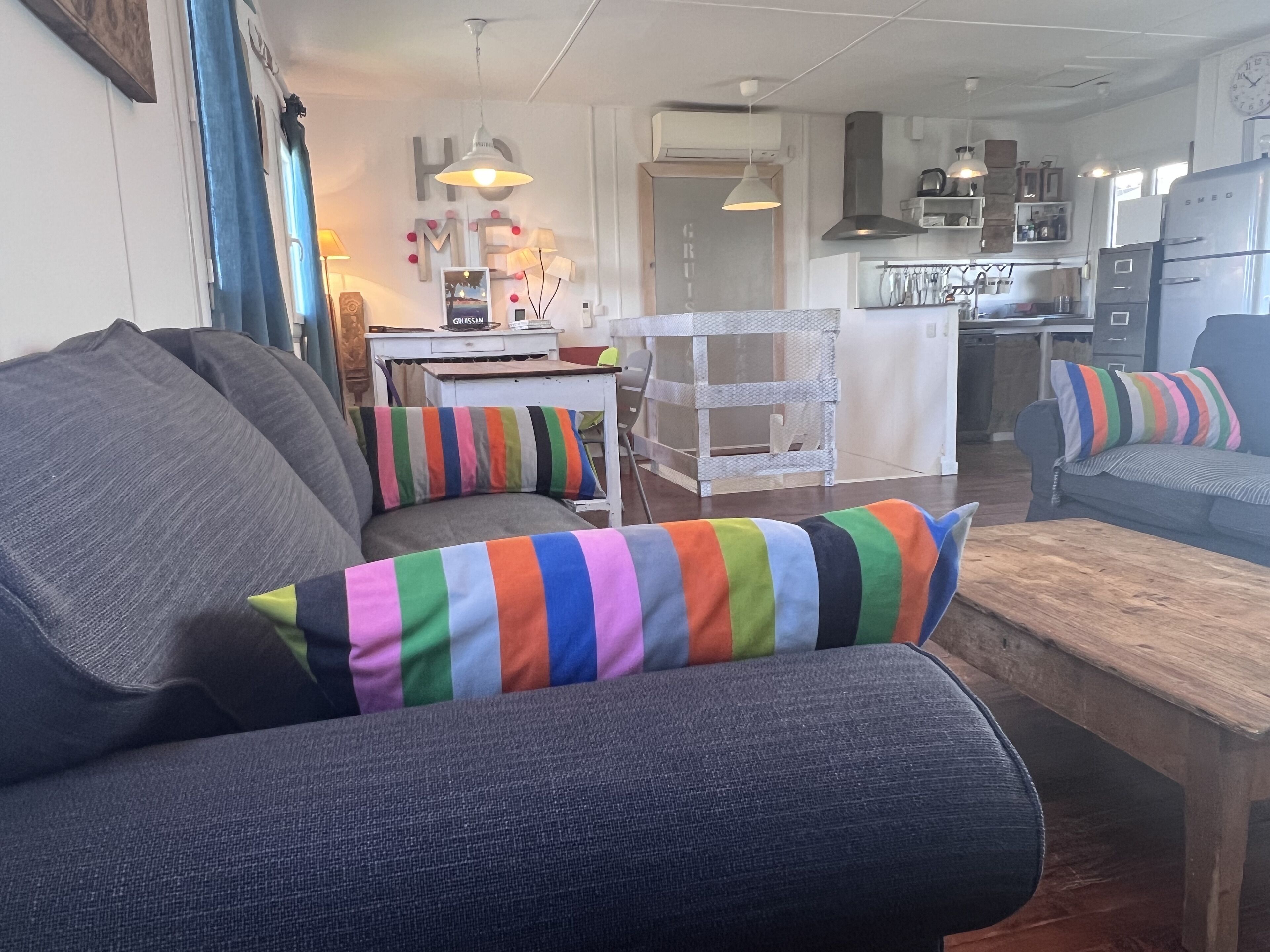 Televisie, boeken, een filmbibliotheek en een stereo