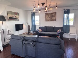 Tv, böcker, ett filmbibliotek och en stereo
