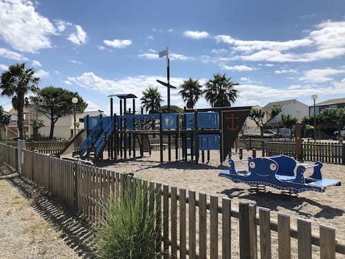 Authentic and cosy chalet in Gruissan Plage with the Mediterranean 300 m away