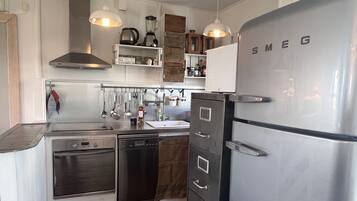 Een koelkast, een microgolfoven, een oven, een kookplaat