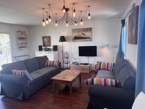 Fernseher, Bücher, Videothek, Stereoanlage