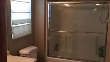 Ensemble douche/baignoire, sĂšche-cheveux, serviettes fournies, savon