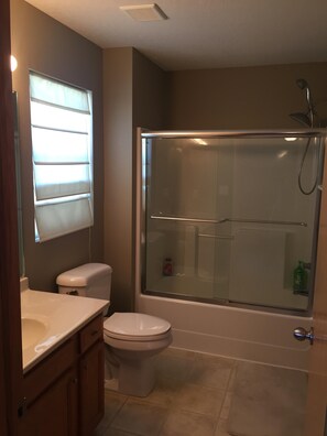 Bañera con ducha, secador de pelo, toallas, jabón