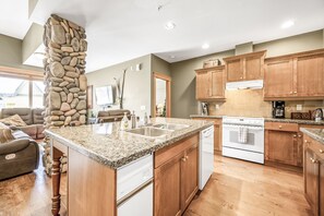 Réfrigérateur, four à micro-ondes, un four, surface de cuisson