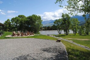 Terrace/patio - Elk Ridge cabin with great views near Yellowstone (Livingston)