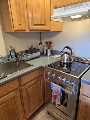 冰箱、微波炉、烤箱、炉灶