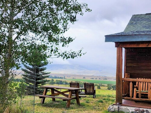 Elk Ridge cabin with great views near Yellowstone