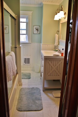 Duschwanne, Haartrockner, Handtücher, Seife