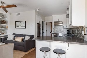 Interior - Playa One Bedroom (3) (Carpinteria)