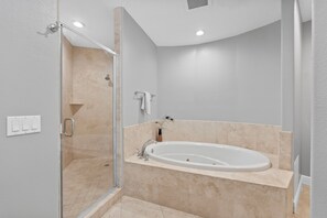 Combined shower/tub, jetted tub, hair dryer, towels