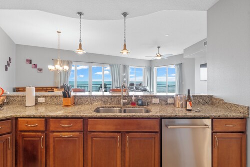 Modern Penthouse with Direct Ocean Front Views!