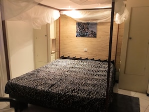 4 bedrooms, in-room safe, iron/ironing board, free WiFi - Charming villa with private pool( resi. Safari) 100m private beach with all comforts (saly)