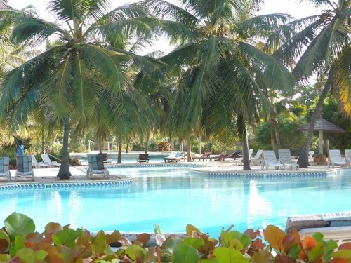 Charming villa with private pool( resi. Safari) 100m private beach with all comforts