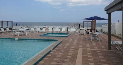 Ylimmässä kerroksessa - upeat merinäkymät, portaat rannalle, uima-allas, ravintolat.