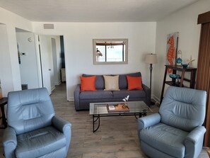 Smart-TV, DVD-Player, Bücher