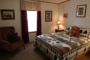 4 slaapkamers, een bureau, een strijkplank/strijkijzer, reisbedje