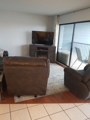 Älytelevisio, takka, kirjoja