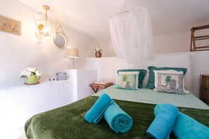 3 bedrooms, in-room safe, iron/ironing board, travel cot