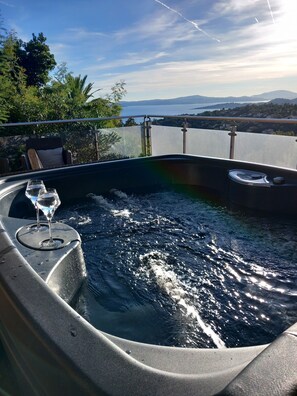 Bañera de hidromasaje al aire libre