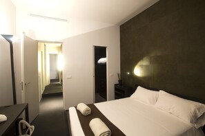 2 chambres, coffres-forts dans les chambres, fer et planche à repasser