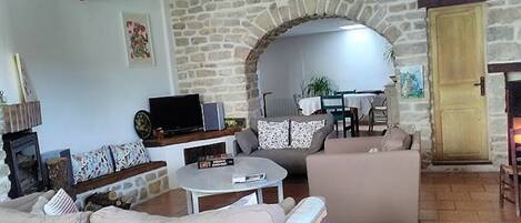 Télévision, cheminée, livres, chaßne hi-fi