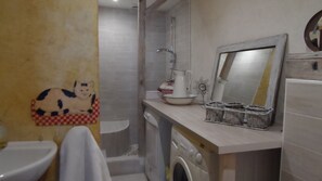 Douche, sèche-cheveux, serviettes fournies