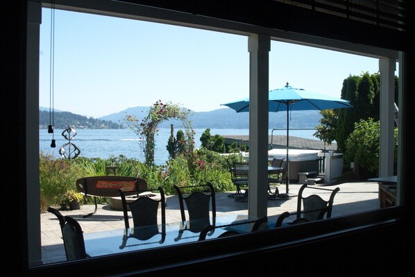 Outdoor dining - Wonderful 3-bd on lake. Perfect for business/couples/families + Peloton Bike (Bellevue)
