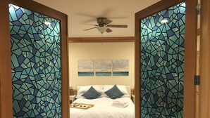A hotel room with a bed, two pillows, a bedside table, and a ceiling fan. - 3 bed Lake Sammamish Waterfront + Peloton Bike (Bellevue)