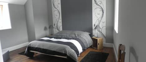 2 bedrooms, iron/ironing board, free WiFi, bed sheets