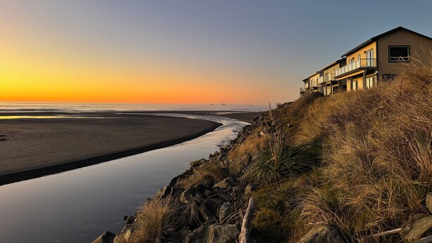 Une maison située sur la côte, dotée d’un balcon donnant sur la plage.