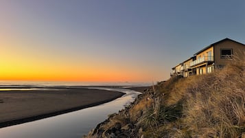 Playa en los alrededores y camastros