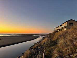 A coastal house with a balcony overlooking the beach. - Marbella Shore, @ the Rogue River #readingretreat #hottub (Gold Beach)