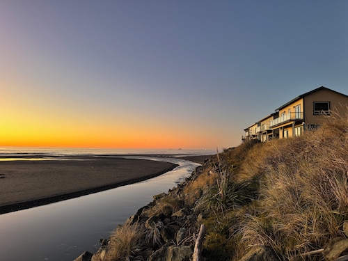 Marbella Shore, @ the Rogue River #readingretreat #hottub