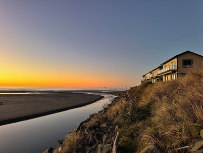 Marbella Shore, @ the Rogue River #readingretreat #hottub