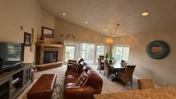 Smart TV, chimenea, videojuegos y reproductor de DVD