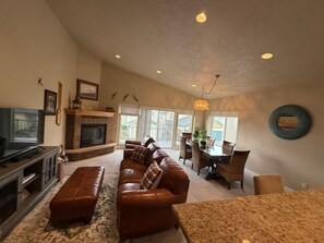 Smart TV, chimenea, videojuegos y reproductor de DVD 