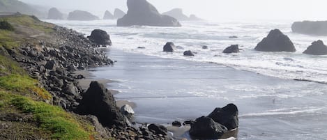 Una spiaggia nelle vicinanze, lettini da mare