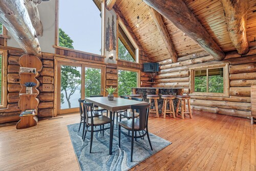 Luxurious Rustic Cabin Getaway on Loon Lake.  