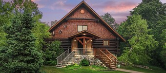 Luxuriöser rustikaler Hüttenurlaub am Loon Lake.  Erbaut im Jahr 2013