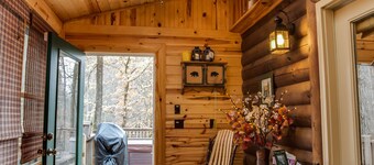 5 BR Log Home - 5 Min/2.7miles to TIEC - with a Hot Tub on 18 acres "Creekside" 