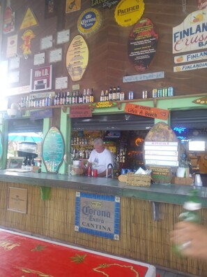 Bar (on property) - "Comfy and Cozy Villa" Overlooking Pool , walk to Beach W/ tons of Amenities!! (Hilton Head Island)