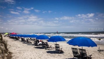 Na praia, espreguiçadeiras