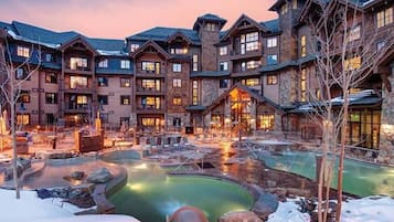 Een binnenzwembad, een buitenzwembad