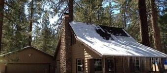 Walk to the LAKE!  “Naughty but Nice" Knotty-Pine Cabin