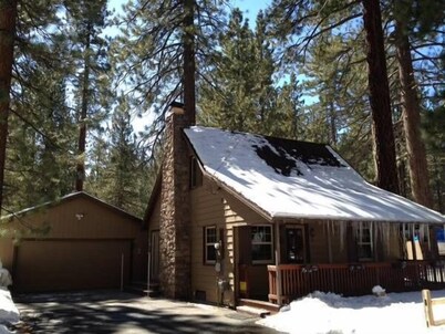 Walk to the LAKE! “Naughty but Nice" Knotty-Pine Cabin